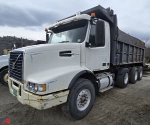 2002 Volvo VND Image