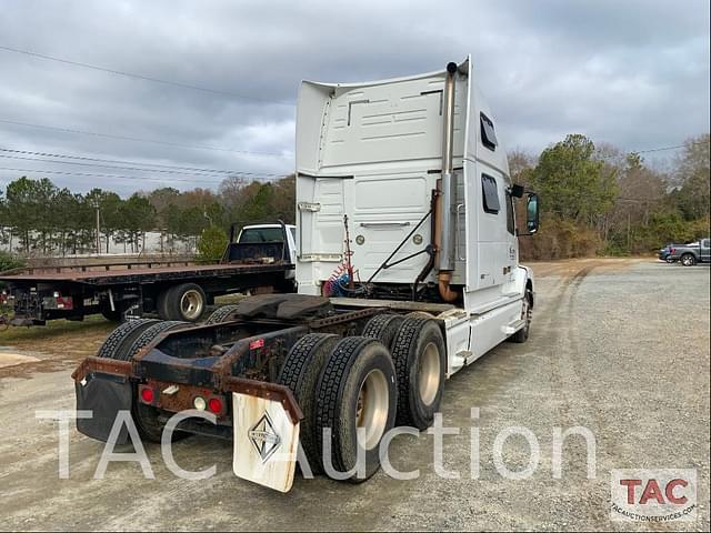 Image of Volvo VNL64T670 equipment image 4