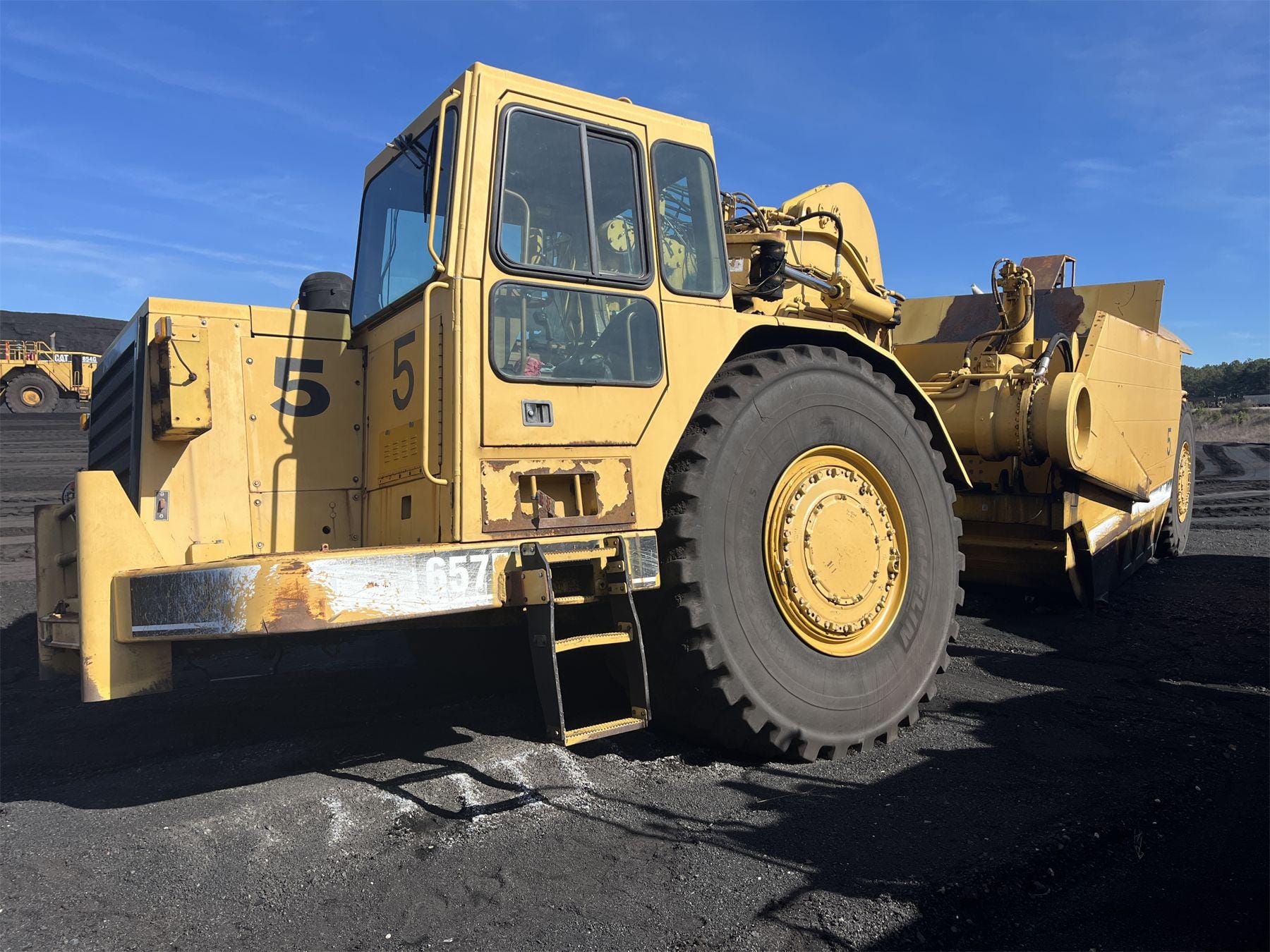 Main image Caterpillar 657
