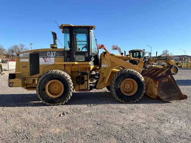 Image of Caterpillar 938G equipment image 3