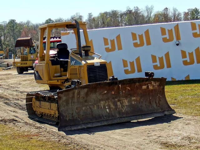 Image of Caterpillar D5G equipment image 2