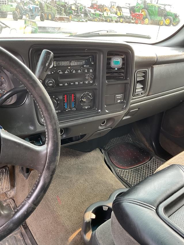 Image of Chevrolet Silverado equipment image 2