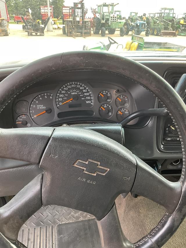 Image of Chevrolet Silverado equipment image 3