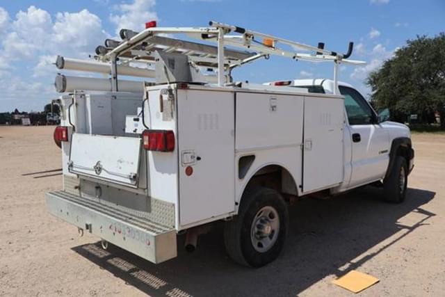 Image of Chevrolet 2500 equipment image 3