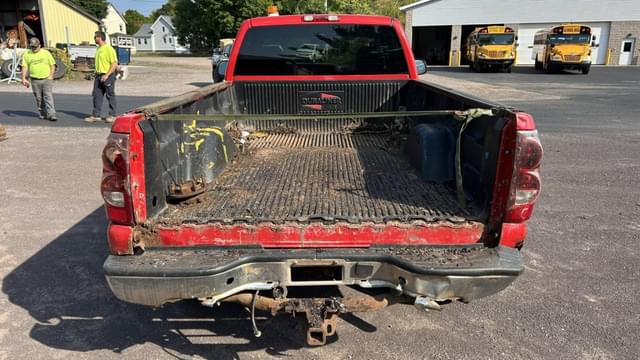 Image of Chevrolet 2500HD equipment image 3