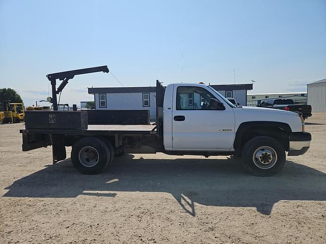 Image of Chevrolet 3500 equipment image 3