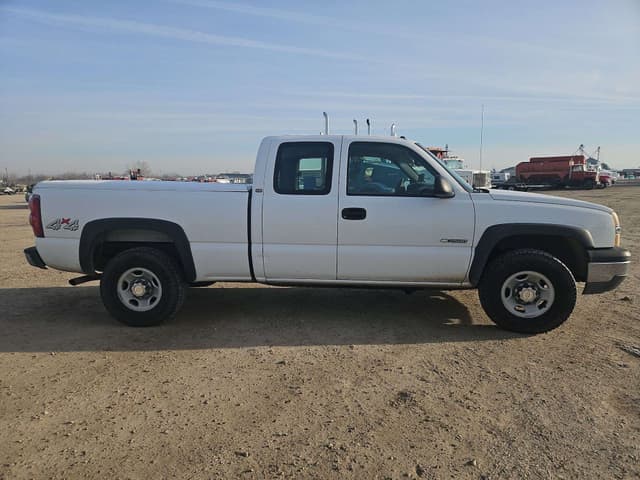 Image of Chevrolet 2500 equipment image 3