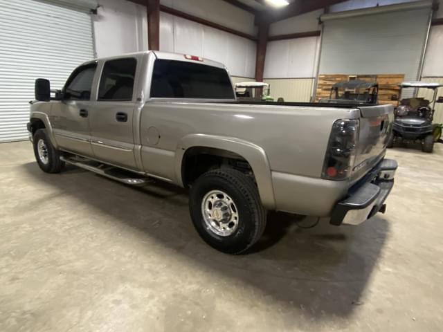 Image of Chevrolet 2500HD equipment image 3
