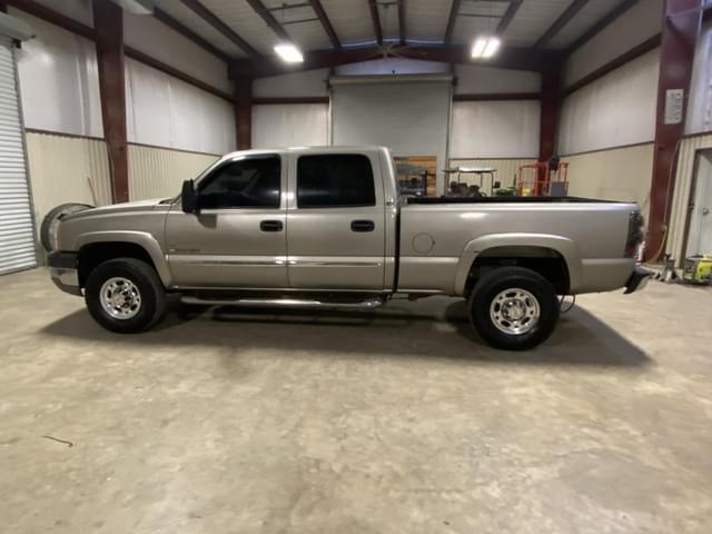 Image of Chevrolet 2500HD equipment image 2