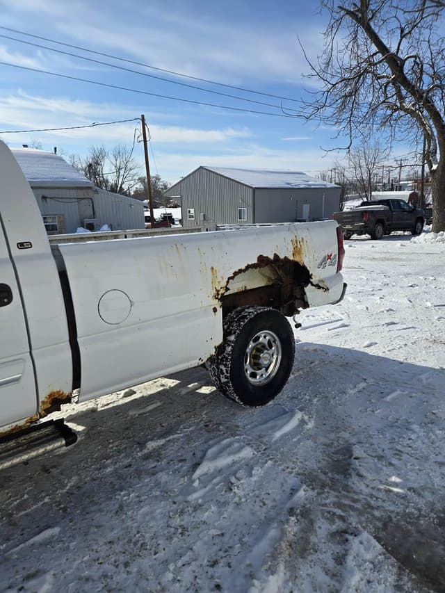 Image of Chevrolet 2500HD equipment image 3