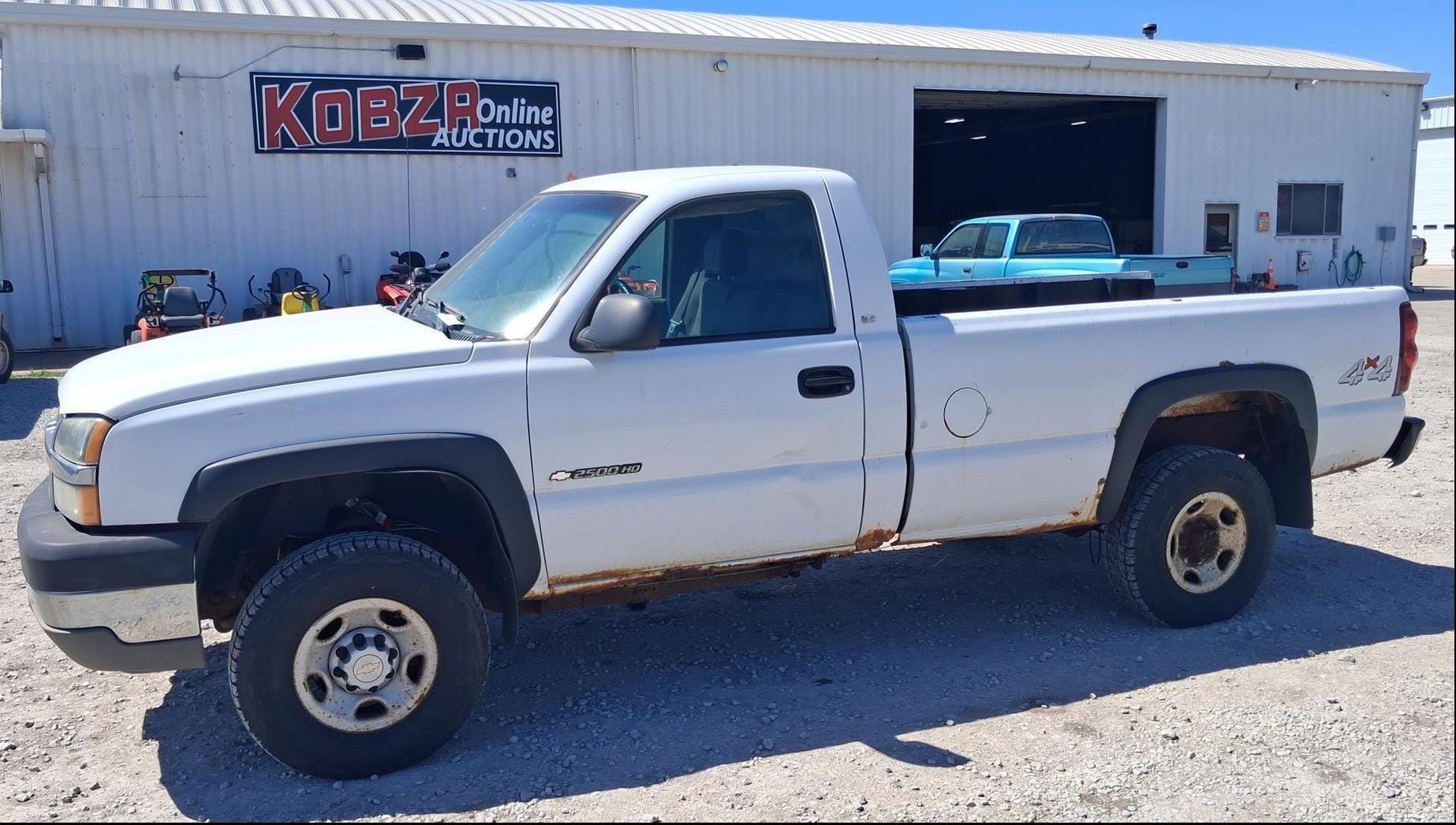 2003 Chevrolet 2500HD Equipment Image0