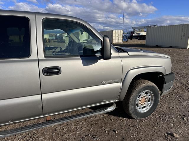 Image of Chevrolet 2500HD equipment image 3