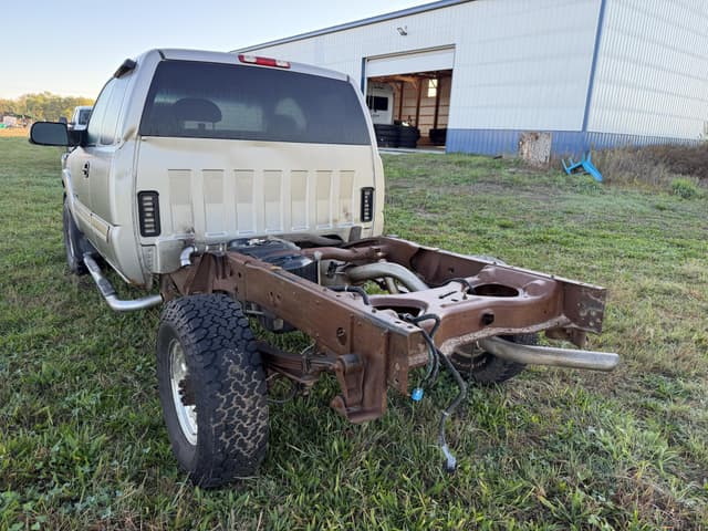 Image of Chevrolet 2500HD equipment image 4