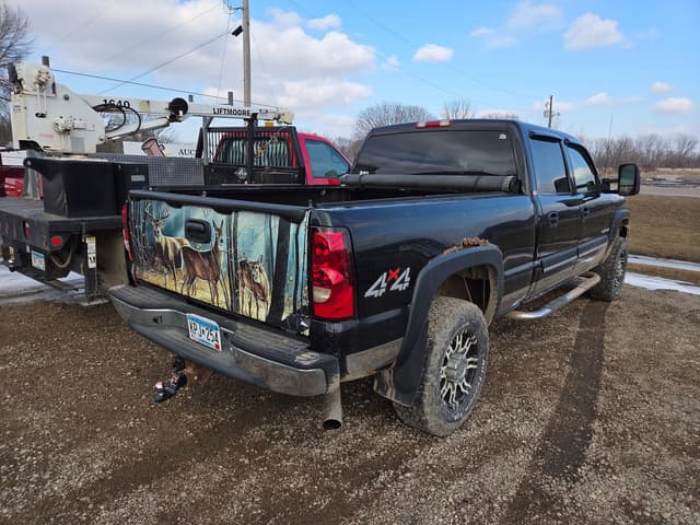 Image of Chevrolet 2500HD equipment image 3