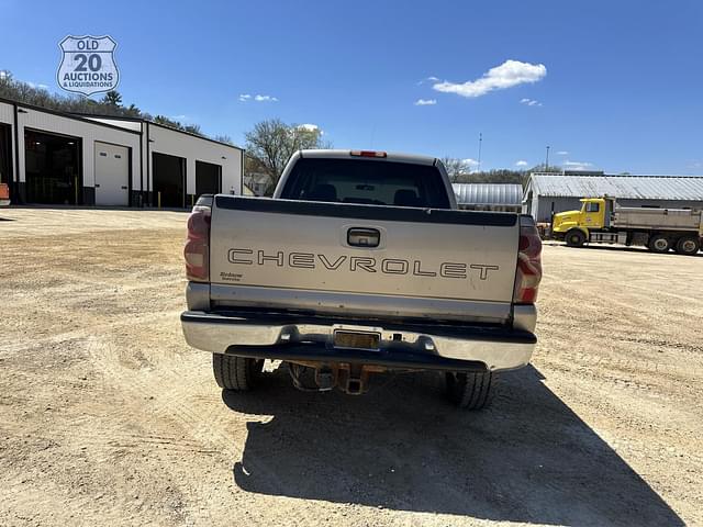 Image of Chevrolet 2500HD equipment image 3