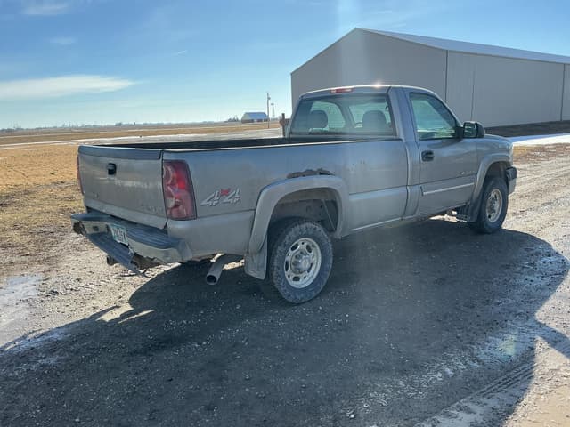 Image of Chevrolet 2500HD equipment image 2