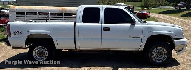 Image of Chevrolet 2500HD equipment image 3