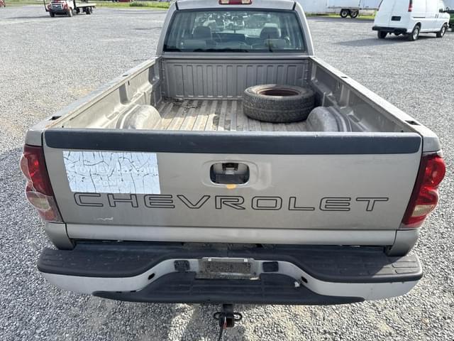 Image of Chevrolet 2500HD equipment image 3