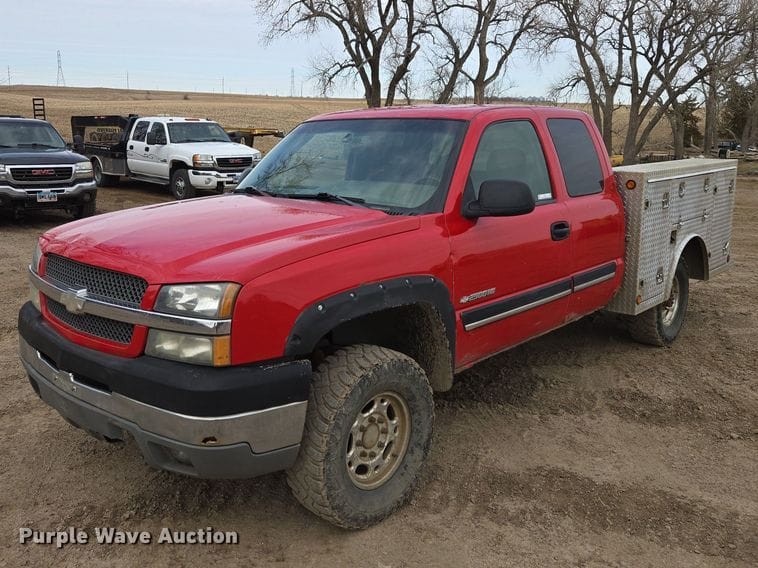 2003 Chevrolet Silverado Equipment Image0