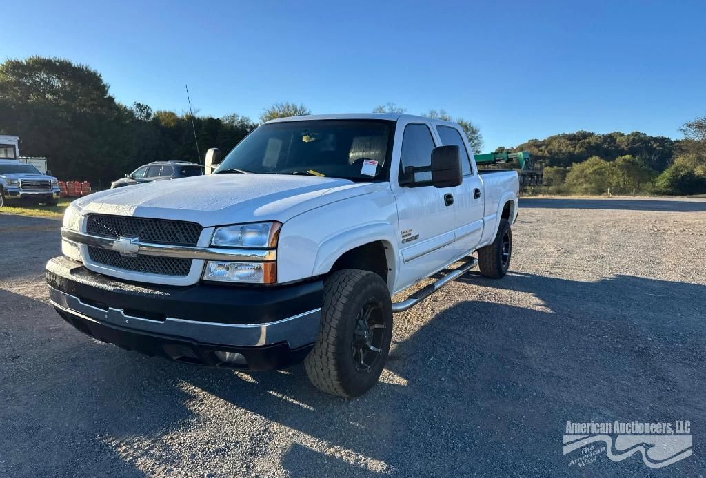 2003 Chevrolet Silverado Equipment Image0