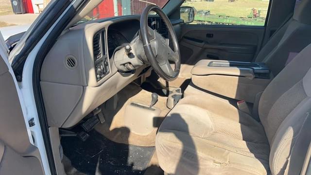 Image of Chevrolet 2500HD equipment image 4