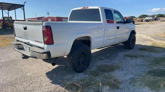 Image of Chevrolet 2500HD equipment image 2