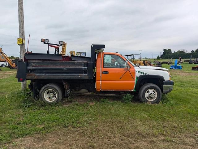 Image of Chevrolet Silverado equipment image 3