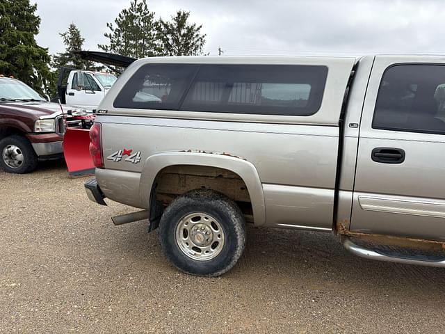 Image of Chevrolet 2500HD equipment image 4