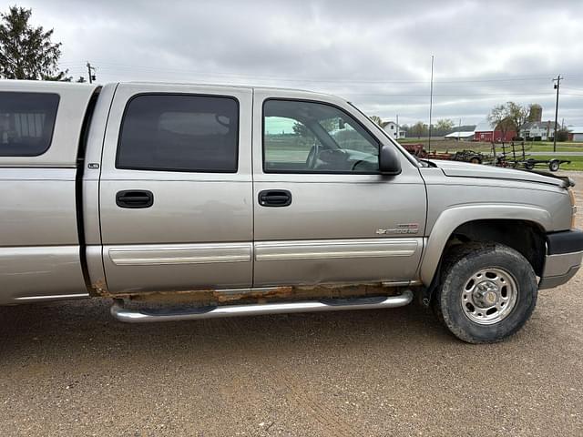 Image of Chevrolet 2500HD equipment image 3