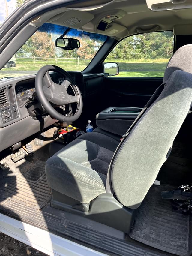 Image of Chevrolet Silverado equipment image 4