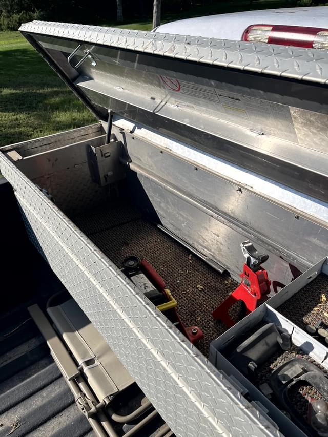 Image of Chevrolet Silverado equipment image 3