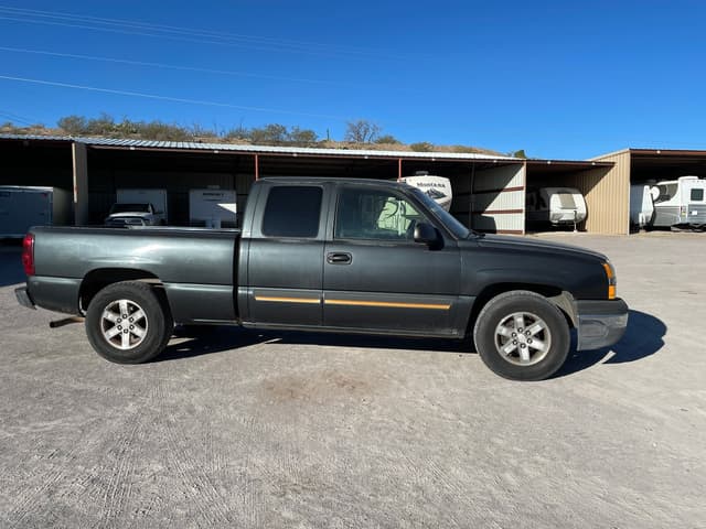 Image of Chevrolet Silverado equipment image 3