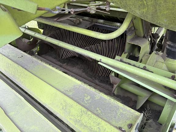 Image of CLAAS Quadrant 2200 equipment image 3