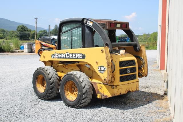 Image of John Deere 250 Series II equipment image 2