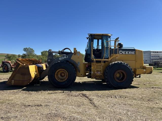 Image of John Deere 824J equipment image 3