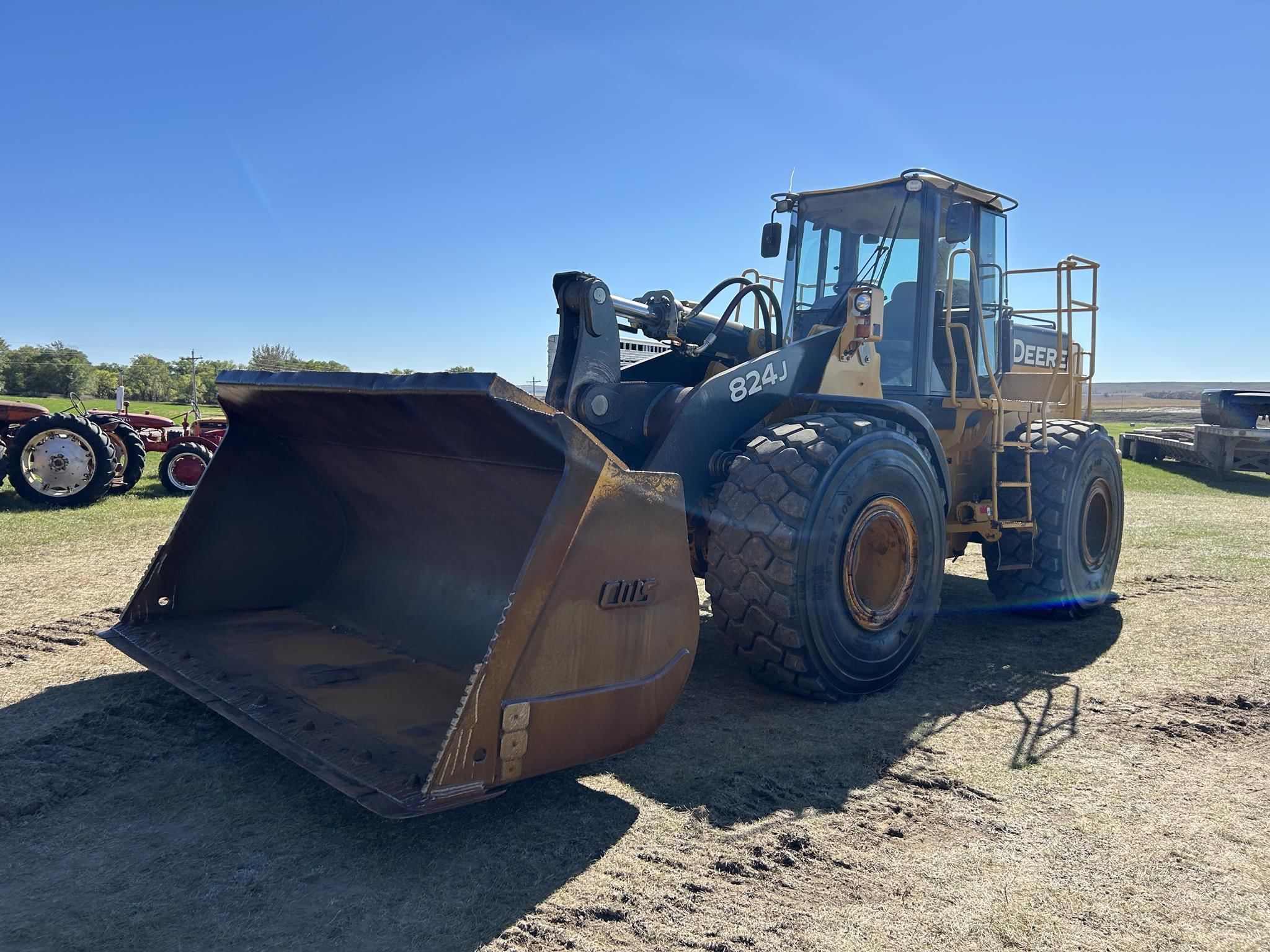 2003 John Deere 824J Equipment Image0