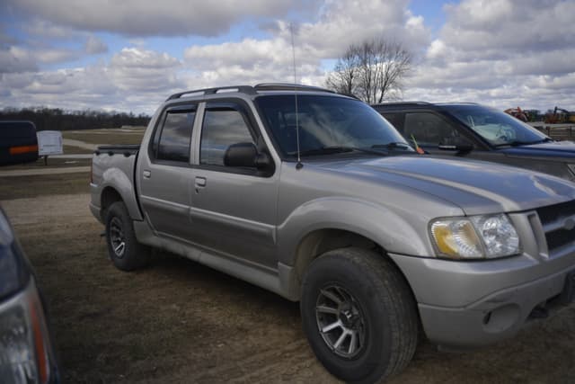 Image of Ford Explorer Sport Trac equipment image 2