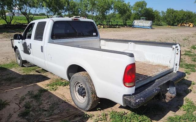 Image of Ford F-350 equipment image 2