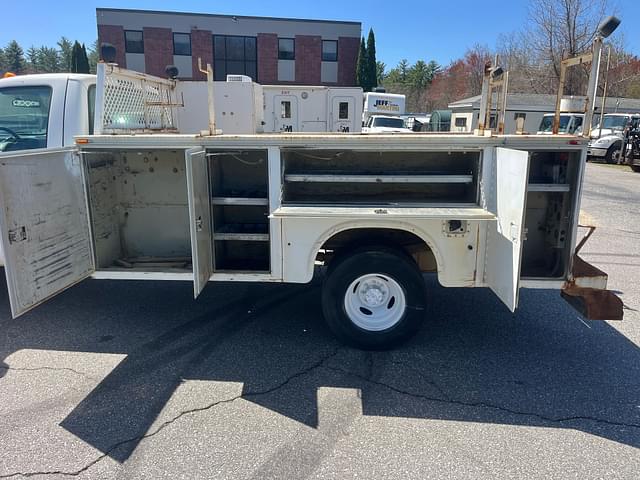 Image of Ford F-350 equipment image 2