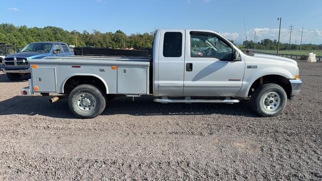 Image of Ford F-350 equipment image 3