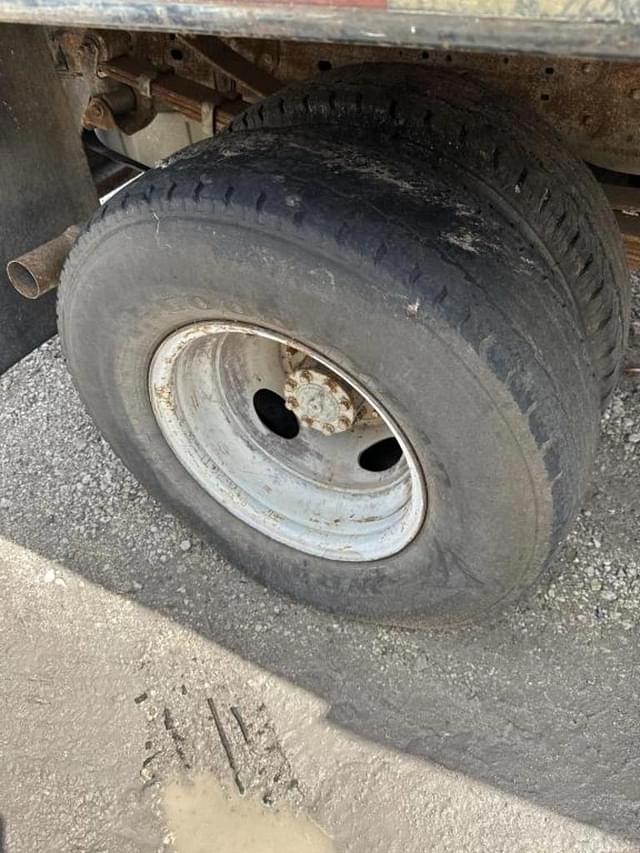 Image of Ford F-350 equipment image 3