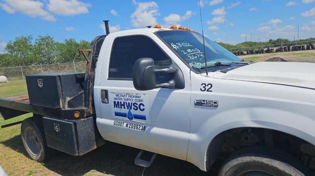Image of Ford F-450 equipment image 3