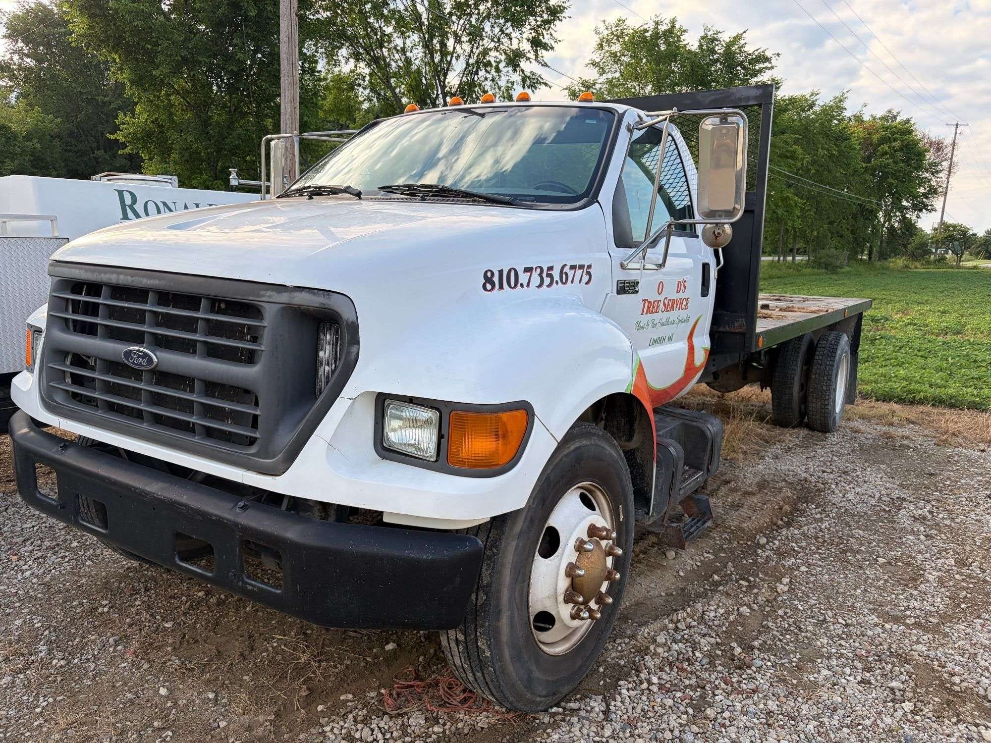 2003 Ford F-650 Equipment Image0