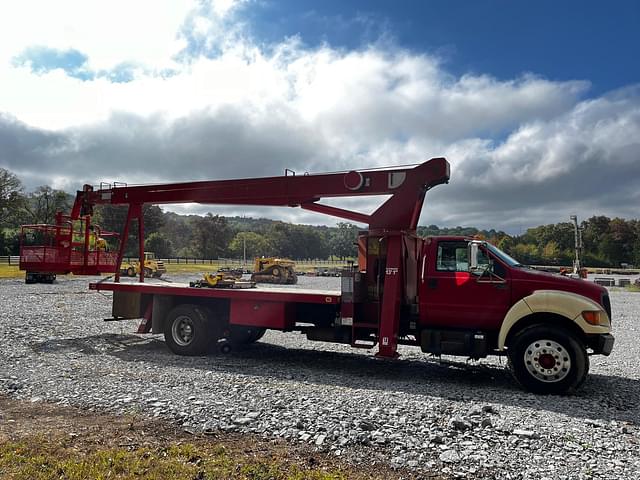 Image of Ford F-750 equipment image 4