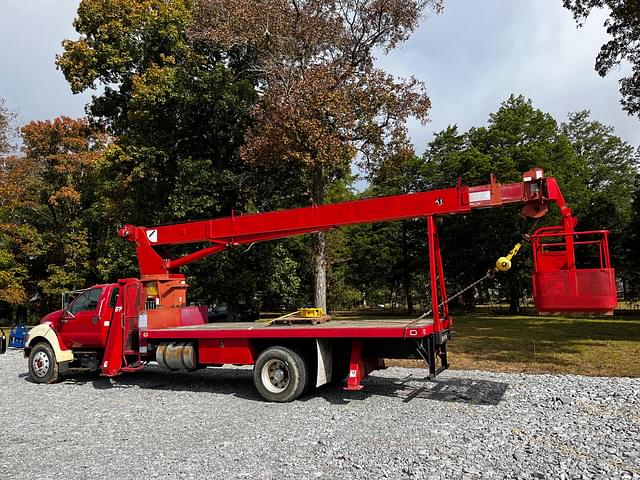 Image of Ford F-750 equipment image 2