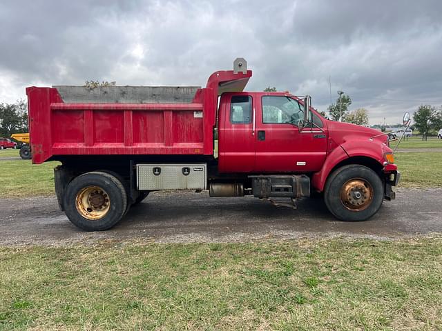 Image of Ford F-750 equipment image 3