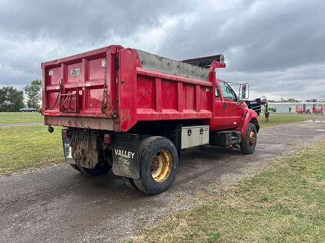 Image of Ford F-750 equipment image 4