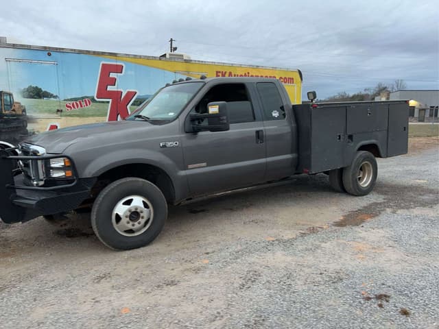 Image of Ford F-350 equipment image 2