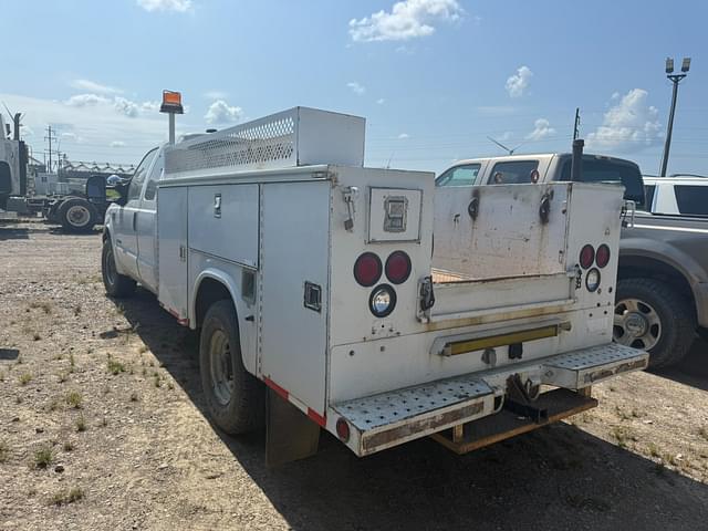Image of Ford F-350 equipment image 3
