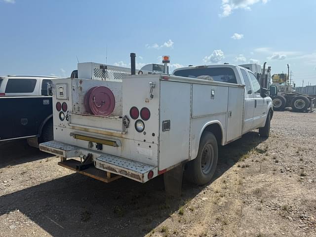 Image of Ford F-350 equipment image 2